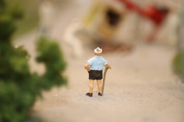 &Auml;lterer Herr, der mit Hilfe eines Spazierstocks selbstbewusst vorw&auml;rts geht