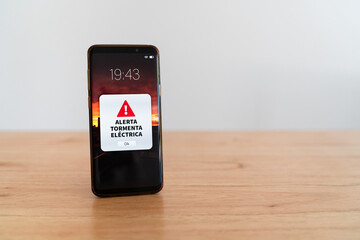 Mobile phone urgent notification with text in Spanish 