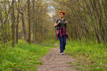 Obraz premium Woman hiking in spring forest