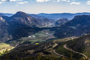 Fototapeta premium Mountain scenery seen from Trail Ridge Road at Rocky Mountain National Park