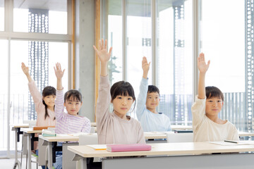 学習塾で勉強する小学生
