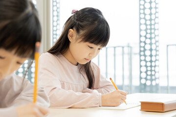 学習塾で勉強する小学生
