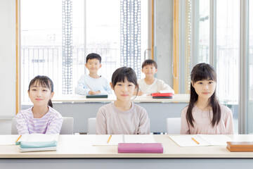 学習塾で勉強する小学生
