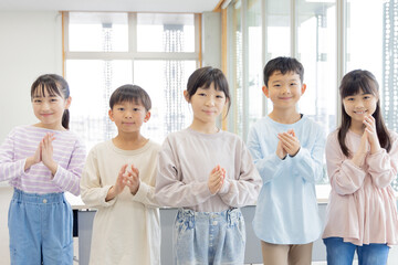 小学生　仲良し　仲間　拍手
