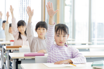学習塾で勉強する小学生
