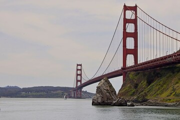 Obraz premium The Golden Gate Bridge crosses the Golden Gate Straight connecting the San Francisco Bay to the Pacific Ocean