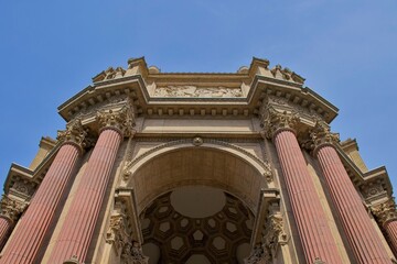 Obraz premium Walking around the manicured lawns of the Palace of Fine Arts in San Francisco's Marina District