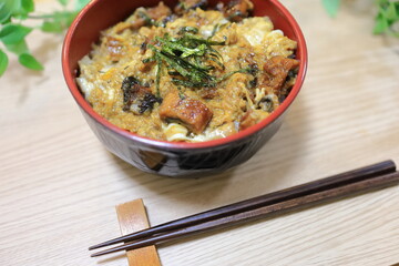 スタミナ抜群うな玉丼
