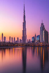 Fototapeta premium A Majestic Symphony: The Breathtaking Urban Skyline as Day Meets Night