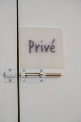 panneau privé au dessus d'un système de fermeture de porte