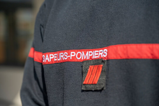 informations brod&eacute;es sur la poitrine d'un pompier, grade et &eacute;criture