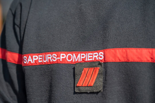 &eacute;criture sur la pull d'un sapeur pompier brod&eacute;, rouge sur fond noir