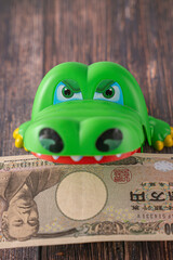 お金に執着しているワニ ビジネス 貯金 
