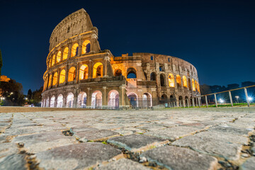 Naklejka premium Colosseum at night in Rome, Italy
