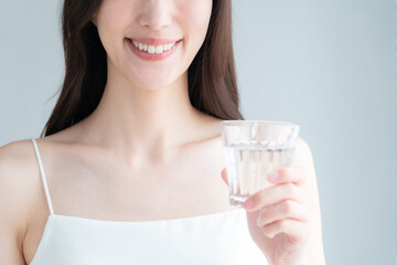 水を飲む若い女性
