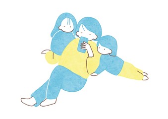 リラックスした母親とスマホを覗きこむ子どもたち