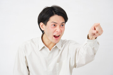 男性　20代　叱る　白背景　右向き