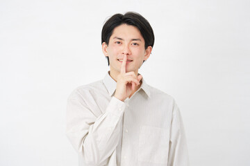 男性　20代　秘密のジェスチャー　白背景