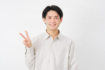 男性　20代　ピースサイン　白背景