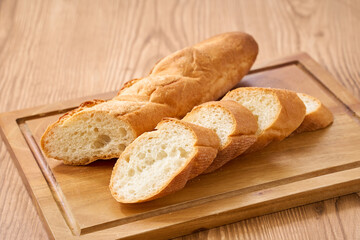 カットしたフランスパン｜家庭的な食卓イメージ