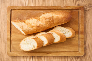 カットしたフランスパン｜家庭的な食卓イメージ