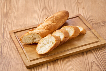 カットしたフランスパン｜家庭的な食卓イメージ