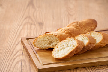 カットしたフランスパン｜家庭的な食卓イメージ