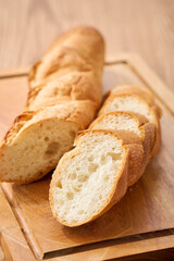 カットしたフランスパン｜家庭的な食卓イメージ