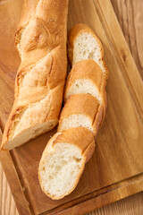 カットしたフランスパン｜家庭的な食卓イメージ