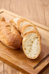 カットしたフランスパン｜家庭的な食卓イメージ