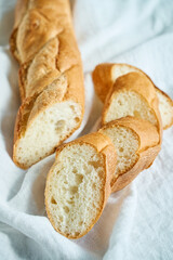 フランスパンに塗ったクリームチーズ