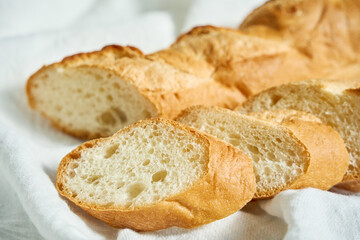 フランスパンに塗ったクリームチーズ