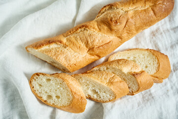 フランスパンに塗ったクリームチーズ