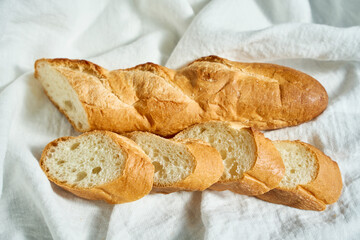フランスパンに塗ったクリームチーズ