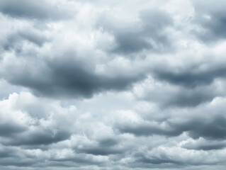 Obraz premium A dramatic sky filled with gray clouds, creating a moody atmosphere, suggesting impending rain or a storm.