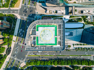 Obraz premium An aerial view of a helipad on top of a contemporary skyscraper.
