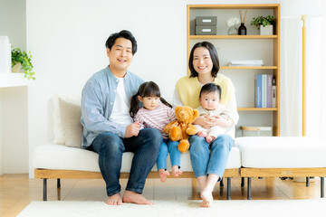 リビングでくつろぐ4人家族	