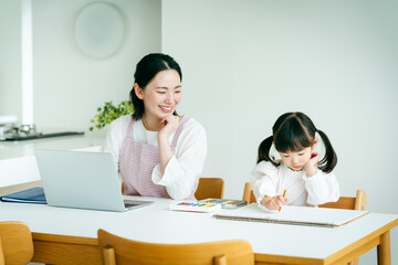 テレワークするママとお絵描きする子供