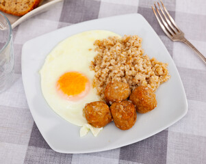 Meatballs with scrambled eggs and oatmeal - a healthy lunch