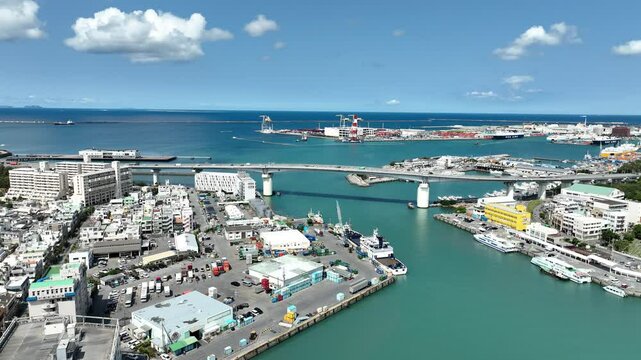 那覇市空撮。泊大橋と青い海に向かう動画。