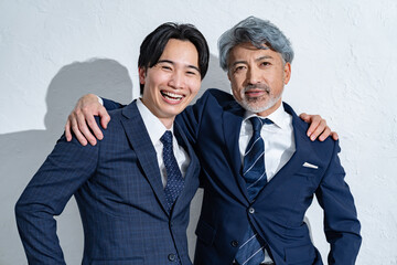 肩を組む男性二人