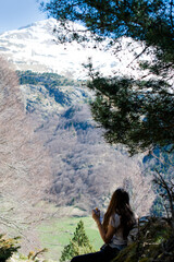 Belle jeune fille faisant une pause pour manger dans les magnifiques paysages du Cirque de Gavarnie dans les Pyr&eacute;n&eacute;es, class&eacute; au patrimoine mondial de l'UNESCO.