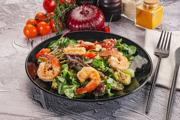 Salad with prawn and quinoa