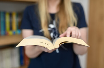 Studentka czyta książkę w bibliotece  © Paweł Kacperek