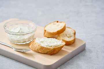 フランスパンに塗ったクリームチーズ