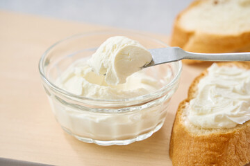 フランスパンに塗ったクリームチーズ