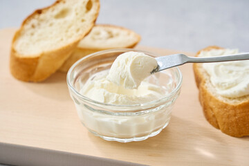フランスパンに塗ったクリームチーズ