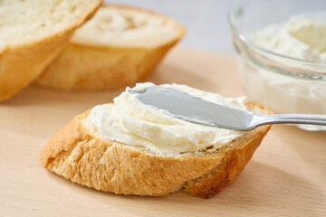 フランスパンに塗ったクリームチーズ