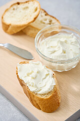 フランスパンに塗ったクリームチーズ