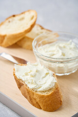 フランスパンに塗ったクリームチーズ